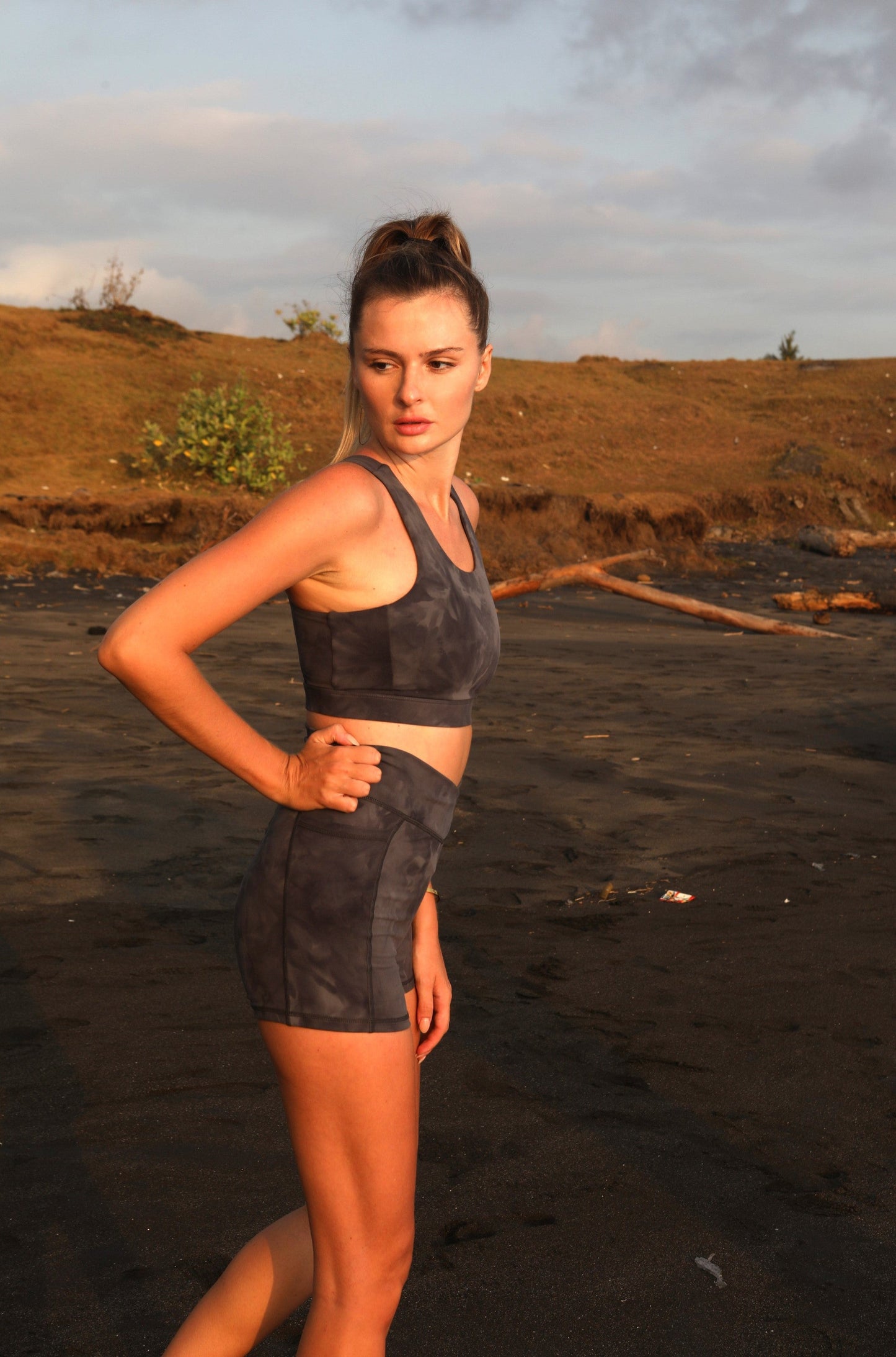 LUXE Cloud Black Short Tights with 2 Side Pockets - SandActive