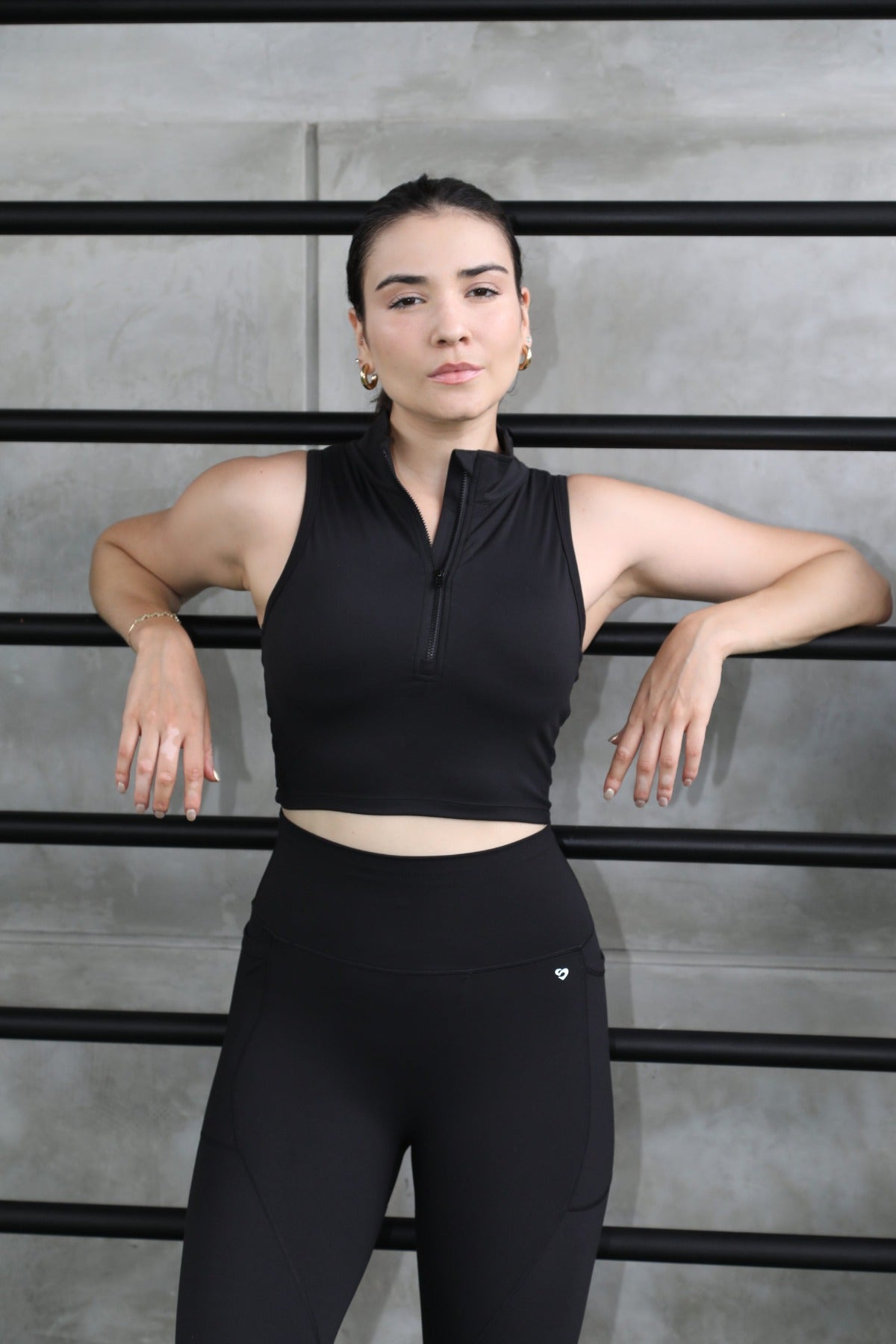 High-collar Energy Sports Bra Black - High Support - SandActive